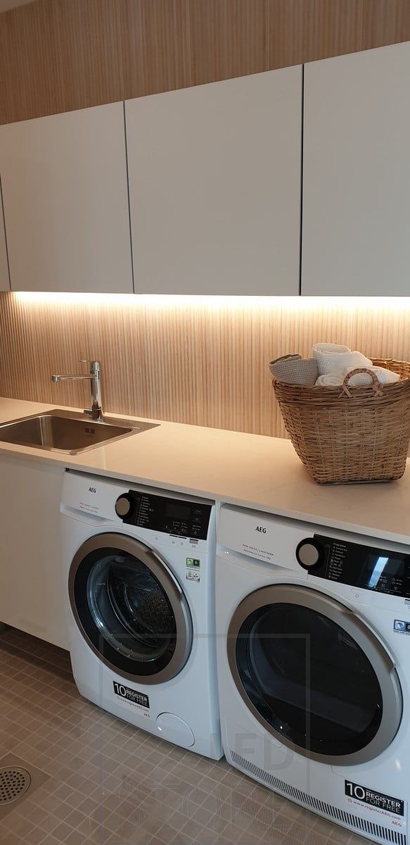 Kodinhoitohuoneessa työtasoa valaisemassa led nauha.